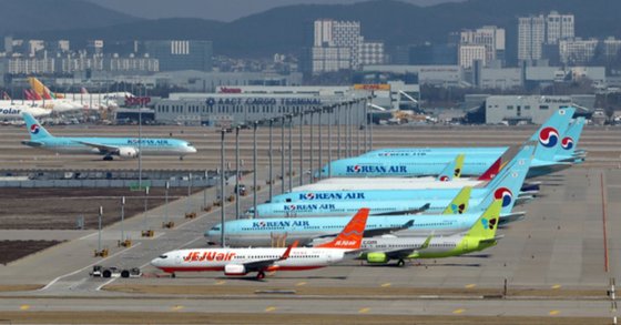 外交部は２日午前、韓国発の入国制限地域が９３カ所に増えたと明らかにした。これに伴い、各航空会社の航空機運航中断と減便が増加している。この日午後、仁川国際空港旅客機ターミナルに航空機が止まっている。キム・ソンリョン記者