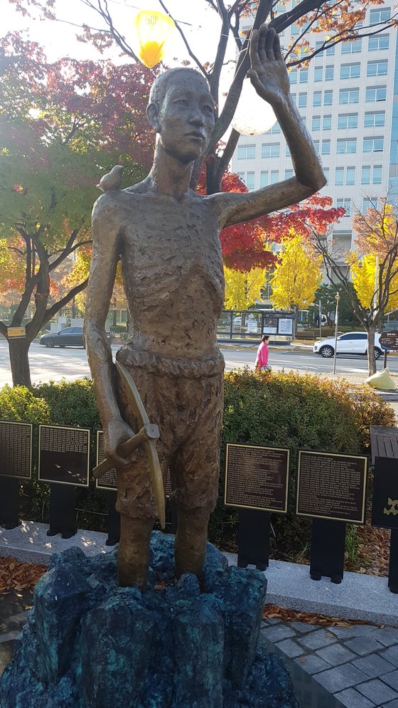 大田市西区大田市庁前のポラメ公園に昨年８月１３日設置された徴用労働者像。フリーランサーのキム・ソンテ