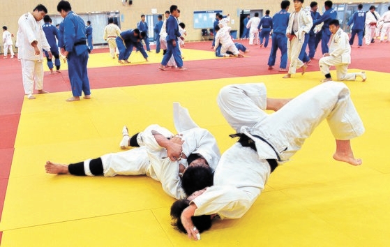 東京オリンピック（五輪）を控えて鎮川（ジンチョン）選手村で練習する柔道代表選手。