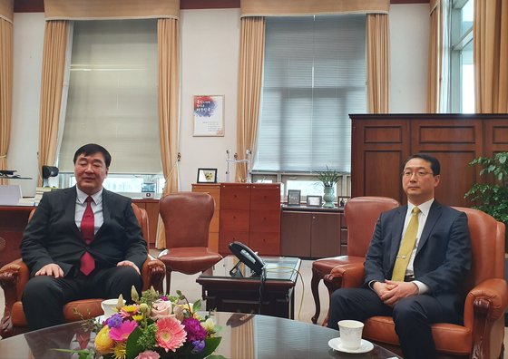 金健（キム・ゴン）外交次官補が先月２６日、外交部庁舎でシン海明駐韓中国大使と面談している。［写真　外交部］