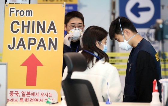 韓日両国間のビザなし入国が中断された今月９日、仁川（インチョン）国際空港第２ターミナルで日本発旅客機に乗って到着した乗客が検疫と連絡先の確認など特別入国手順を踏んでいる。キム・ソンニョン記者
