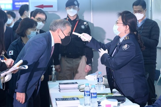 ハリス駐韓米国大使が１１日に仁川国際空港第２ターミナルの出国場を訪れ米国行き旅客の出国検疫などを点検している。キム・ソンリョン記者