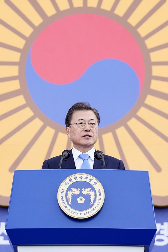 韓国の文在寅大統領が１２日、忠清南道牙山警察大学で開かれた新任警察警衛・警監任命式で祝辞を述べている。［写真　青瓦台］