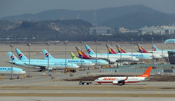 新型コロナの余波で運休となった路線が多くなることで仁川空港に立ち止まっている飛行機が増加している。［中央フォト］