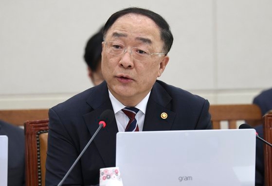 洪楠基（ホン・ナムギ）経済副首相兼企画財政部長官　イム・ヒョンドン記者
