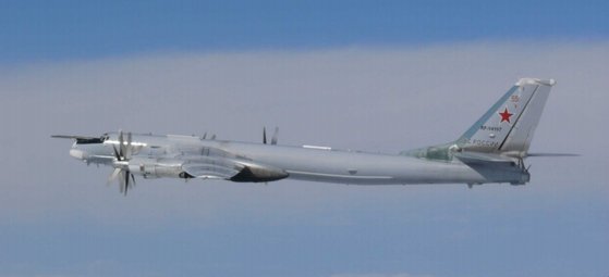  ロシアの戦略爆撃機Ｔｕ－９５ＭＳ　［写真　日本防衛省］