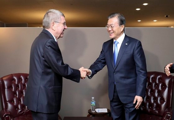 韓国の文在寅（ムン・ジェイン）大統領が昨年９月２４日、ニューヨーク国連本部でトーマス・バッハＩＯＣ会長と会っている。［写真　青瓦台写真記者団］