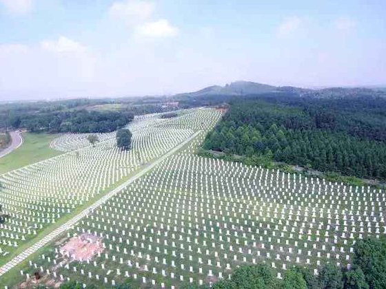 湖北仙鶴湖墓地は新型コロナの感染で死亡した武漢市民に１０００個の墓地を無償寄贈すると明らかにした。［仙鶴湖墓地ホームページ］