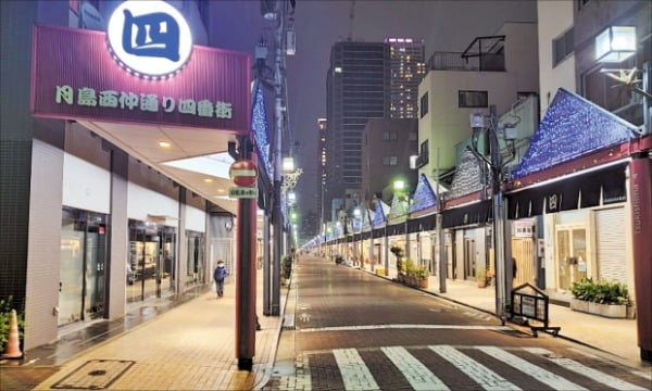 ＜人影が見えなくなった東京の居酒屋通り＞先月３１日夕方、東京中央区のもんじゃストリートには人影が見えない。東京伝統料理のもんじゃ焼き専門店約１００軒がひしめいている同地は、先月３０日に都が夜間外出の自粛を要請する前までは多くの客でにぎわっていた。チョン・ヨンヒョ特派員