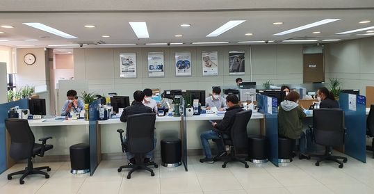 先月２０日、韓国企業銀行の東大門（トンデムン）支店の企業営業担当窓口を訪れた小商工人と自営業者