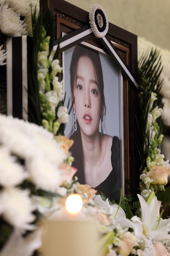 ソウル江南（カンナム）聖母病院葬儀場のク・ハラさんの遺影。［写真　共同取材団］