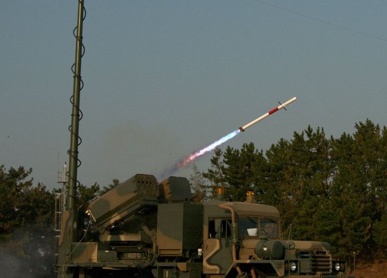 米国国防総省の海外比較試験（ＦＣＴ）を成功裏に通過した２．７５インチ誘導ロケット「匕弓」の発射の様子。［写真　韓国防衛事業庁］