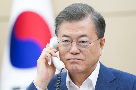 韓国の文在寅大統領が７日午後、青瓦台与民館（執務室）で　オーストラリアのスコット・モリソン首相と電話会談をしている。［写真　青瓦台］