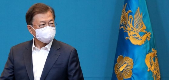 １２日午後、青瓦台与民館テレビ会議室で開かれた首席補佐官会議に姿を見せた文在寅大統領。［写真　青瓦台写真記者団］