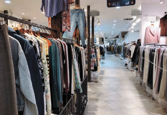 新型コロナウイルス問題で韓国のファッション産業の被害が大きくなっている。米百貨店の注文がキャンセルされてアパレル会社が揺らぎ生地など関連産業も衝撃を受けた。先月のソウル・東大門市場の様子。［中央フォト］