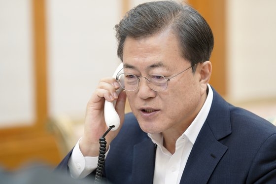韓国の文在寅大統領が米国のドナルド・トランプ大統領と電話会談を行っている。［写真　青瓦台］