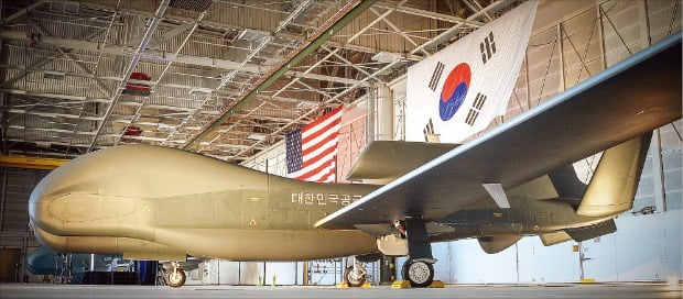 ＜韓国に到着した「グローバルホーク」２号機…ハリス駐韓米国大使が公開＞ハリー・ハリス駐韓米国大使は１９日、ツイッターを通じて韓国軍が米国から購入した高高度無人偵察機「グローバルホーク（ＲＱ－４）」２号機の写真を公開した。［写真　ツイッターキャプチャー］