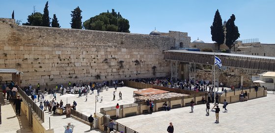 歴史の現場であるエルサレム旧市街地の「嘆きの壁」。レンガの隙間に紙切れを入れて祈るユダヤ人で常に混雑している。ユダヤ教、キリスト教、イスラムの聖地だ。東エルサレムに位置している。チェ・インテク記者