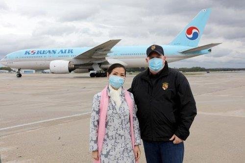 ラリー・ホーガン・メリーランド州知事（右）が夫人であるユミ・ホーガン氏と空港で韓国製診断キットを迎えている。［ラリー・ホーガン州知事のツイッター　キャプチャー］