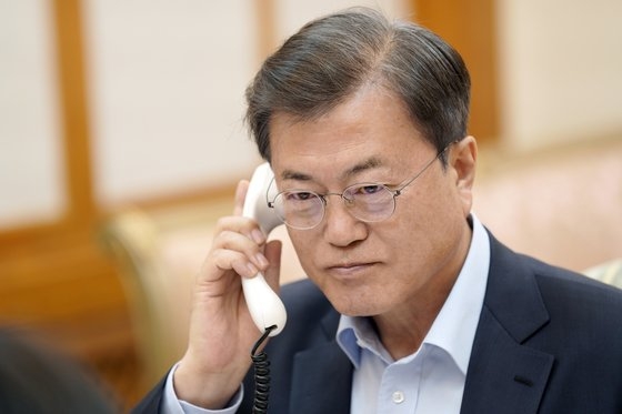 韓国の文在寅大統領が今月１８日午後、青瓦台官邸で米国のドナルド・トランプ大統領と電話会談を行っている。［写真　青瓦台］