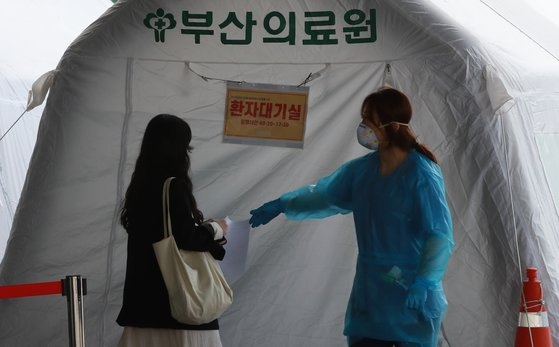 ２０日午前、釜山（プサン）医療院の選別診療所で、市民が検査を受けるために検査場に入ろうとしている。ソン・ボングン記者
