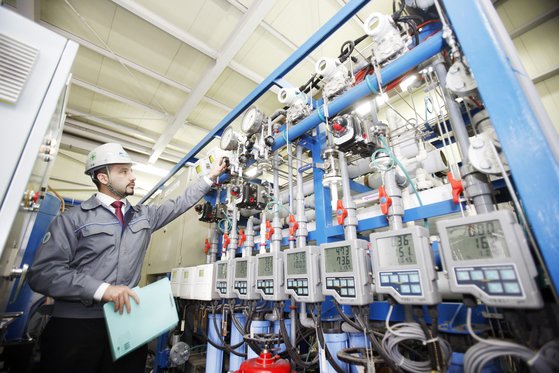 斗山重工業の従業員が設備を点検している。［写真　斗山重工業］