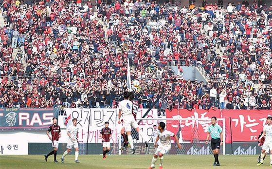 サッカー 韓国ｋリーグ コロナ拡大後の世界で最初の キックオフ ｊリーグは上半期再開が困難 Joongang Ilbo 中央日報