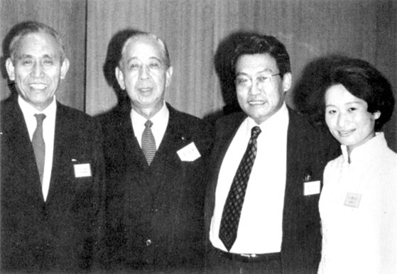 安倍首相の祖父、岸信介元首相（中央）と一緒の崔書勉氏。［中央フォト］