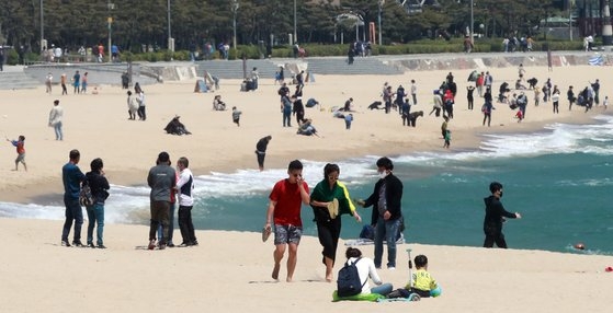 ゴールデンウィーク初日である３０日午後、観光客と市民が釜山海雲台海水浴場を訪れて新型肺炎によるストレスを解消している。ソン・ボングン記者