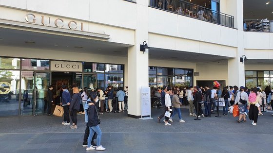５日、現代プレミアムアウトレット金浦店のグッチ売り場の前に顧客が列を作っている。［写真　現代百貨店］