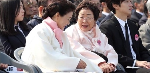 慰安婦被害者の李容洙さん（右）と金正淑夫人（左）。（写真＝青瓦台フェイスブックキャプチャ）
