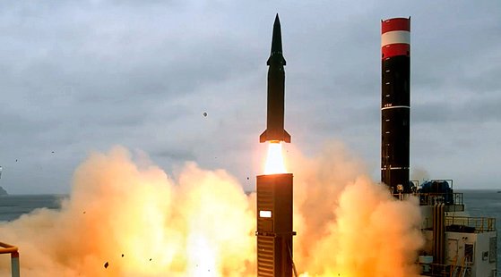 ２０１７年８月に韓国軍当局が発射した玄武２Ｃ弾道ミサイル。このミサイルの弾頭重量は５００キロだった。今年３月に試験発射した玄武４は射程距離が玄武２Ｃと同じ８００キロだが、弾頭重量は２トンに増えた。［写真　国防部］
