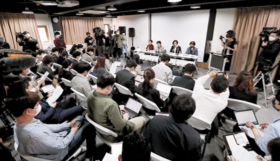 日本軍性奴隷制問題解決のための正義記憶連帯のイ・ナヨン理事長（テーブル左から３人目）が１１日午前、ソウル城山洞（ソンサンドン）の「人権財団サラム」で後援金問題について説明している。チャン・ジニョン記者