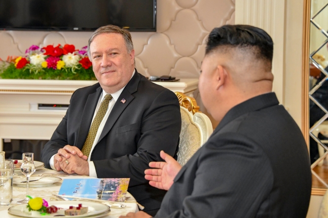 ２０１８年１０月７日平壌（ピョンヤン）を訪問したマイク・ポンペオ米国国務長官（左）と金正恩北朝鮮国務委員長［写真　米国務省］