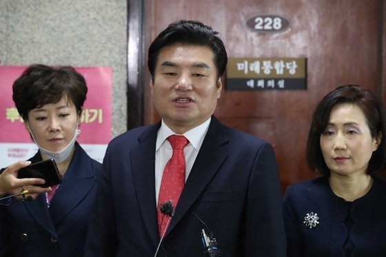 未来韓国党の元裕哲代表が１２日、国会で連動型比例代表の議論のために共に民主党に２＋２会議を要求している。オ・ジョンテク記者