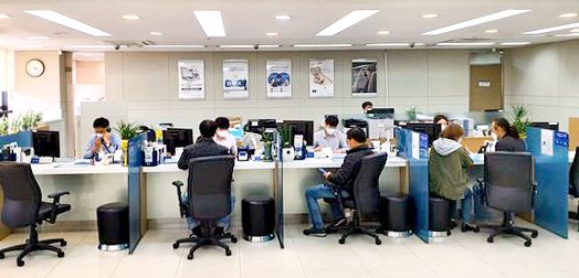 韓国の企業銀行東大門（トンデムン）支店の企業営業担当窓口を訪れた小商工人と自営業者。チョン・ヨンファン記者