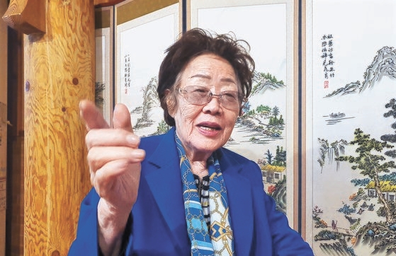 正義記憶連帯が寄付金をおばあさんに使わなかったと透明性問題を提起した日本軍慰安婦被害者の李容洙さんが１３日、大邱（テグ）でインタビューに応じた。ムン・サンドク月刊中央記者
