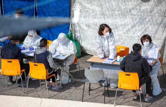 １３日、京畿道のある選別診療所に人々が新型肺炎の検査を受けるために待機している。［写真　京畿道］