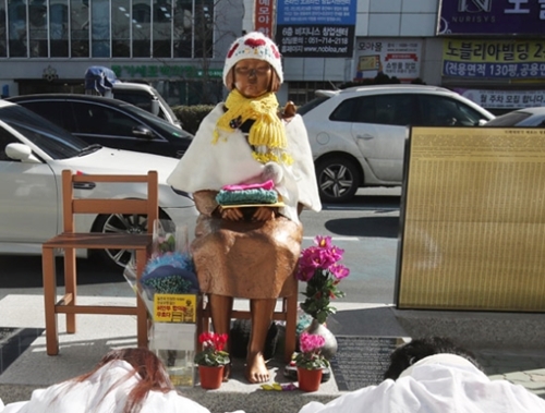 釜山日本総領事館前に設置された慰安婦平和の少女像（写真＝中央フォト）れた旧日本軍慰安婦問題の解決を促す水曜デモで発言している。キム・サンソン記者