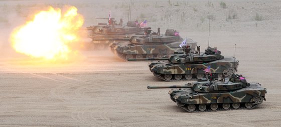 ２０１６年７月に浦項（ポハン）の海兵隊訓練場で実施された韓米連合空地戦闘訓練に参加した海兵隊Ｋ－１戦車部隊の射撃訓練。［中央フォト］