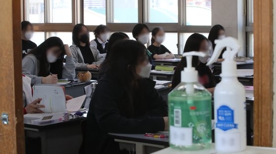 韓国の高校３年生の始業初日である２０日午前、授業を受けている生徒たち。ソン・ボングン記者