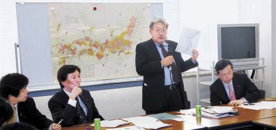 独島領有権問題が起きた２００５年４月、崔書勉国際韓国研究院長（右から２人目）が日本の国会議員の要請により自身の研究成果を説明し、「竹島は日本の領土」とする主張の問題点を指摘している。［中央フォト］