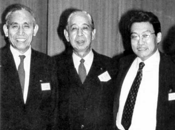 日本の安倍首相の母方の祖父である岸信介元首相（中央）と並ぶ崔書勉氏。［中央フォト］