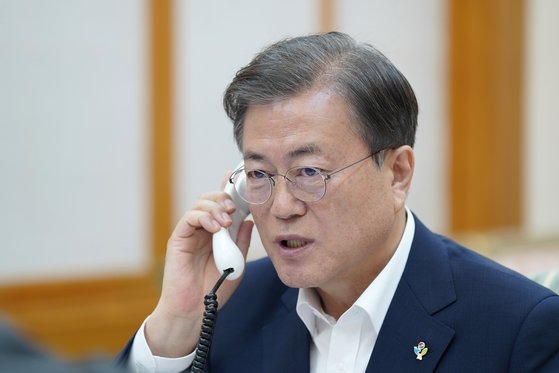 韓国の文在寅大統領が１日、青瓦台官邸で米国のドナルド・トランプ大統領と電話会談を行っている。［写真　青瓦台］