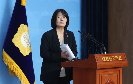 ２９日、尹美香氏の会見の様子。キム・キョンビン