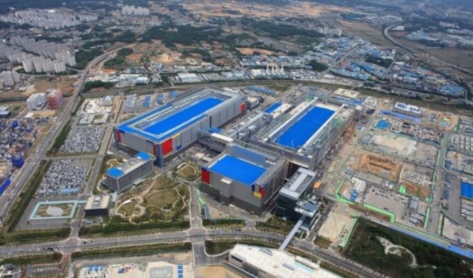 サムスン電子は先月の平沢（ピョンテク）のファウンドリー（半導体委託生産）への１０兆ウォンの投資に続き１日にはＮＡＮＤ型フラッシュ半導体に７兆～９兆ウォンを追加で投資する計画を出した。