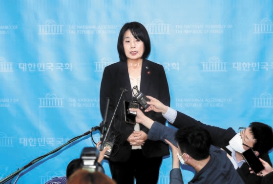 韓国与党「共に民主党」で当選した尹美香氏が先月２９日、国会で正義連活動期間中における不正疑惑などに対する立場を発表した後、記者団の質問に答えている。［中央フォト］