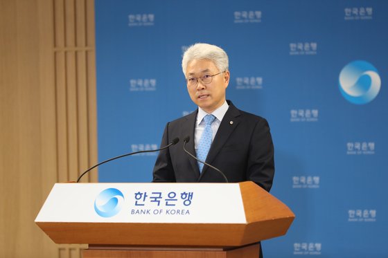 韓国銀行のパク・ヤンス経済統計局長が２日に韓国銀行で開かれた２０２０年１－３月期国民所得説明会で発表している。［写真　韓国銀行］