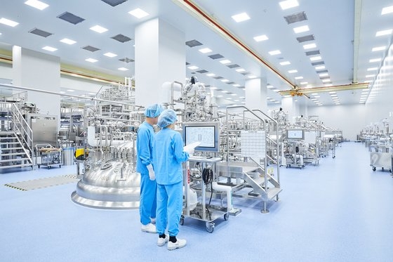 仁川市松島に世界最大のバイオシミラー生産施設を保有するサムスンバイオロジクス工場の内部。細胞増殖培養器などが設置されている。［写真　サムスンバイオロジクス］