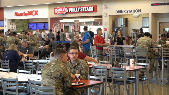 米軍将兵が在韓米軍平沢基地キャンプ・ハンフリーズの食堂街で食事をしている。［映像キャプチャー　カン・テソク記者］